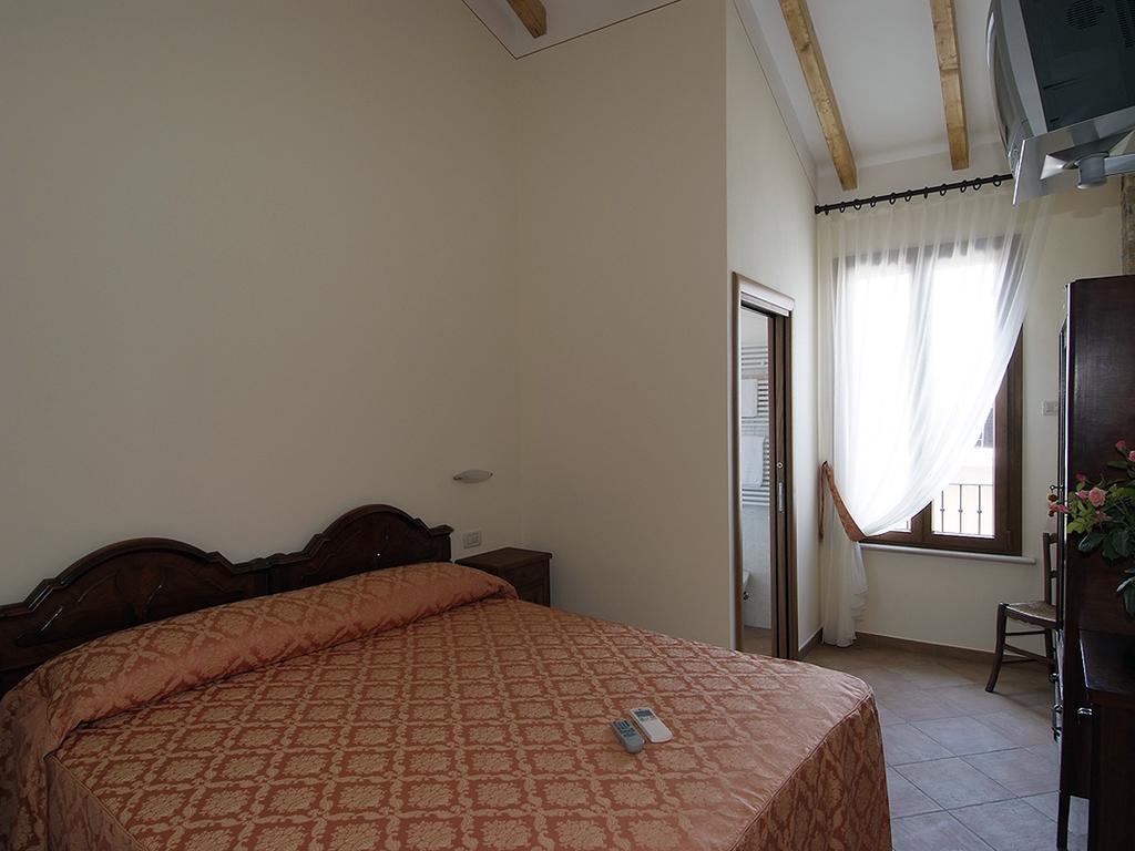9 Muse Bed And Breakfast Canneto sull'Oglio Room photo